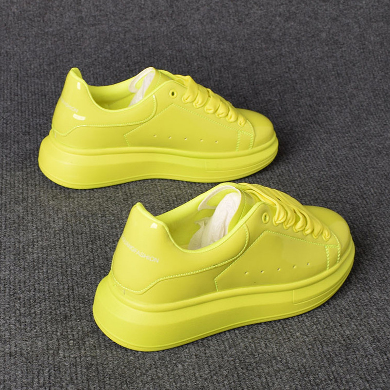 Men'S Shoes Casual Sneakers - รองเท้าลำลองสีขาวเคลือบเงา ปี 2025 สำหรับผู้ชายและผู้หญิง รองเท้าผ้าใบหนังแก้ว พื้นหนา